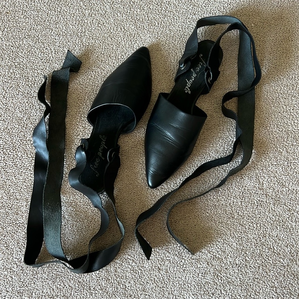 FREE PEOPLE - Elegant Black Leather Lace Up Flats - Size 38 UK / 7.5 - 8 US